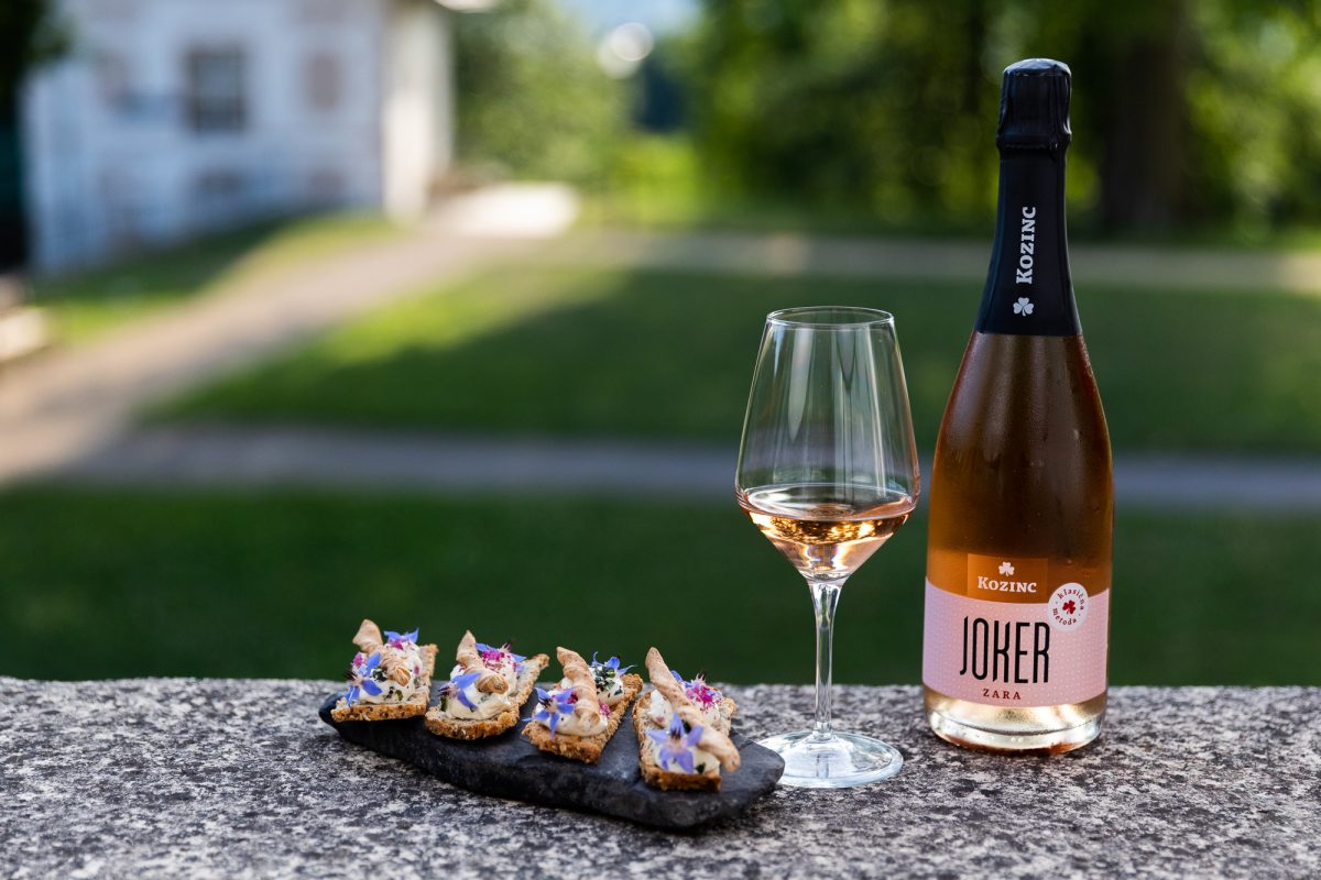 skrivna-vecerja-secret-dinner-forest-lights-food-restaurant