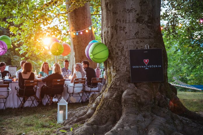 skrivna-vecerja-secret-dinner-forest-lights-food-restaurant