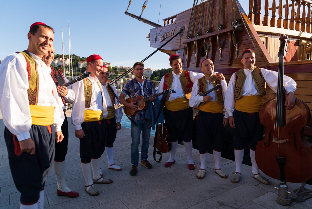 dubrovnik-nomads-computer-digital-event-happy-people